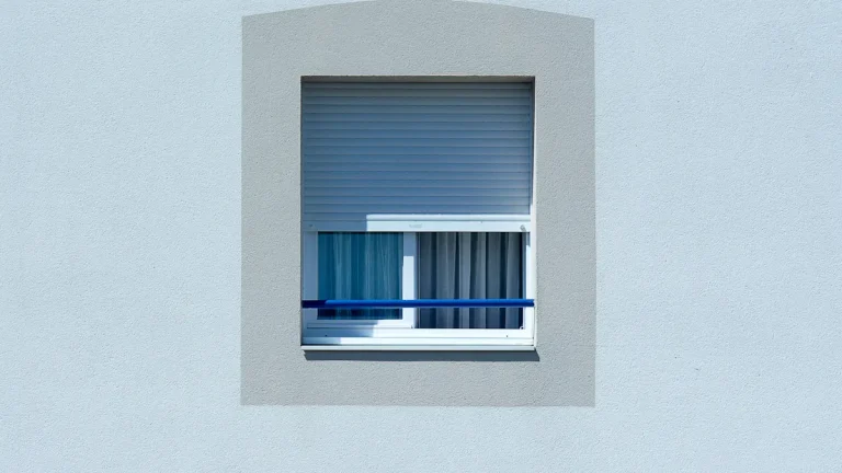 Which Exterior Blinds Fabric Performs Best for Outdoor Spaces