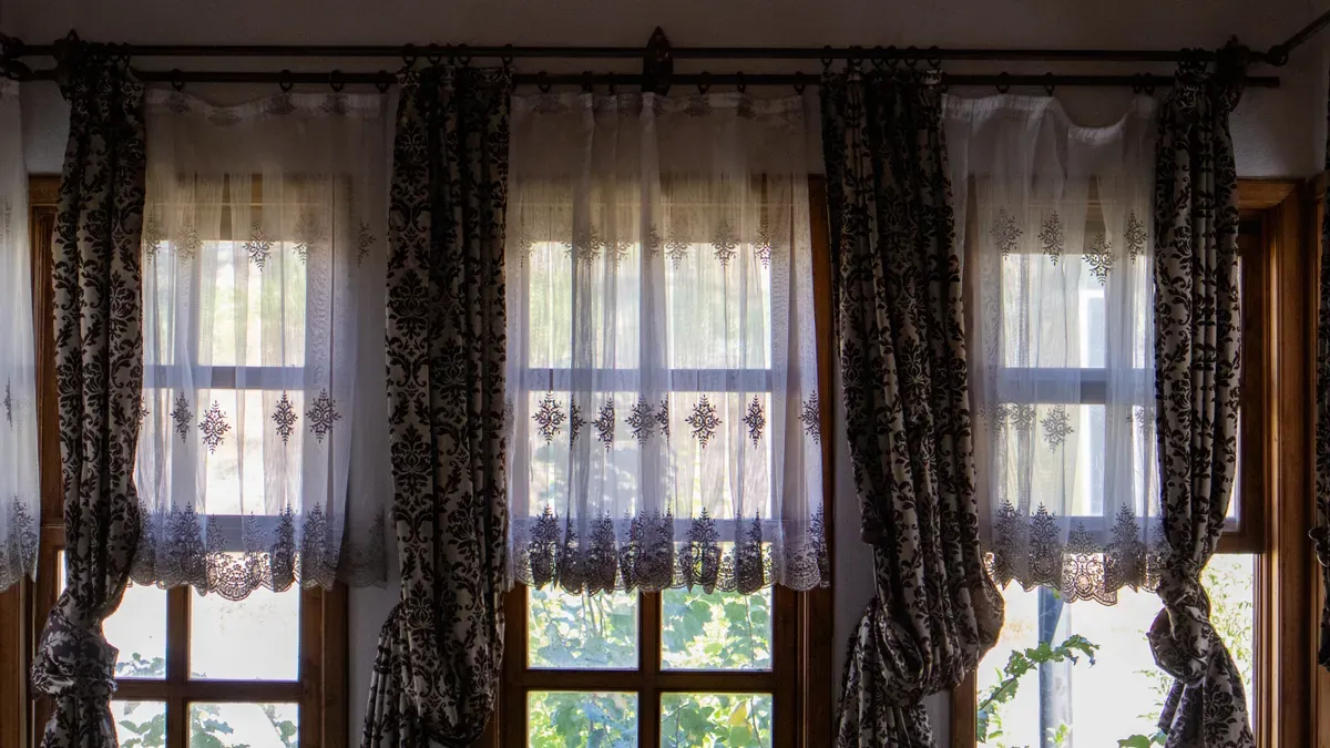 Traditional vs. Modern Valance Styles