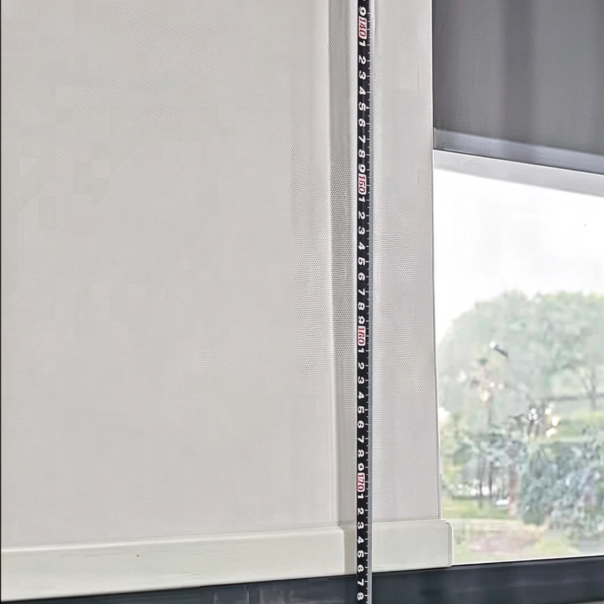 Measurement check of a screen roller blind at UNITEC
